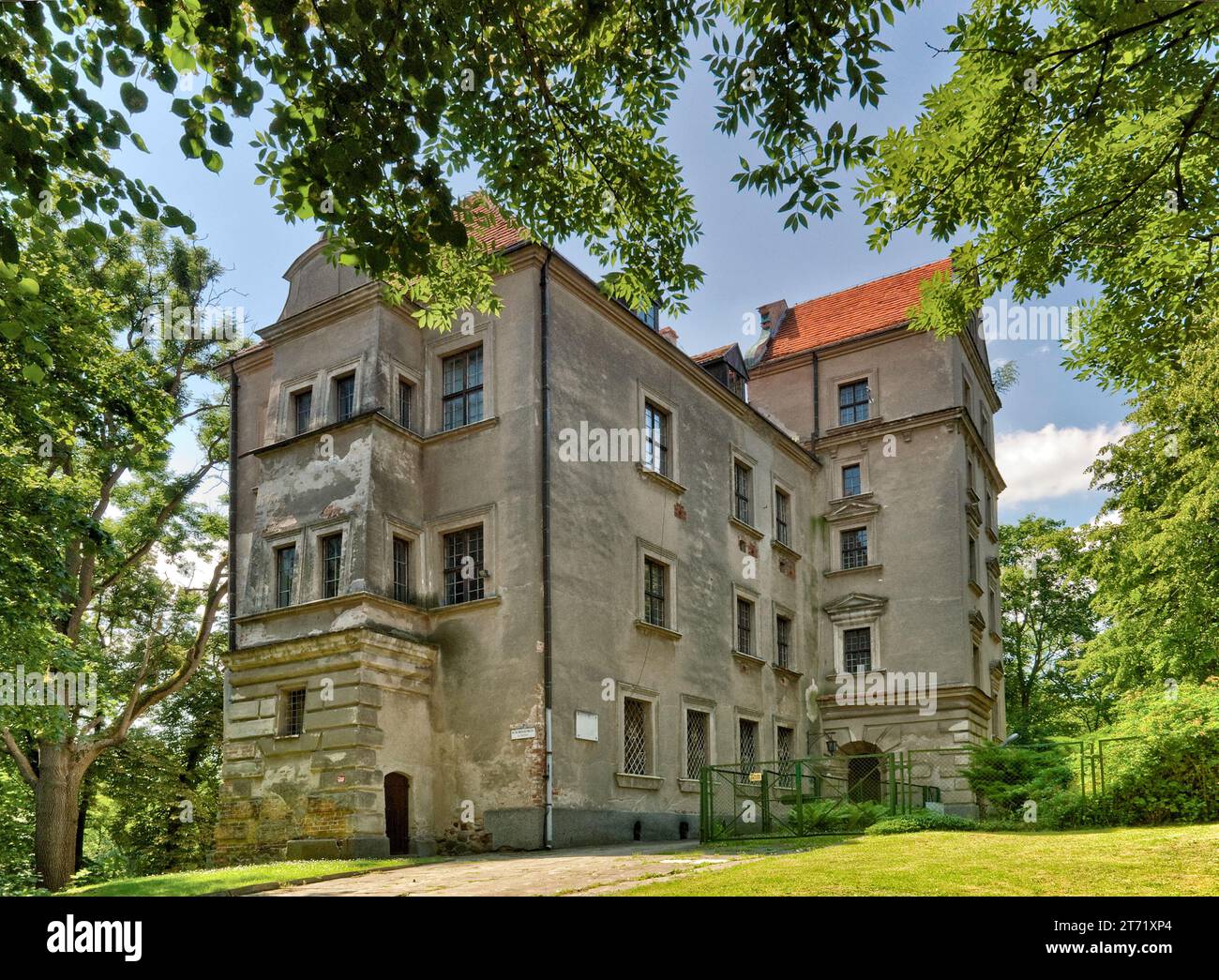 Altes Schloss, heute Stadtbibliothek und Archiv, in Płoty in Pommern, Woiwodschaft Westpommern (Zachodniopomorskie), Polen Stockfoto