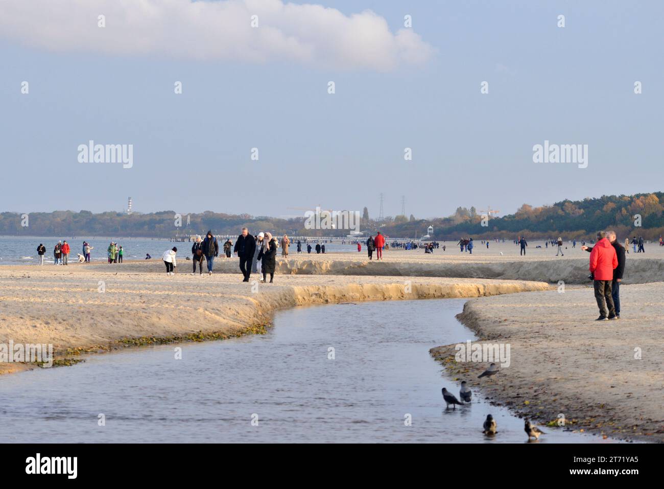 Menschen mit Jacken, die am Strand von Jelitkowo Danzig am Oliwski Stream oder Potok Oliwski in Danzig, Polen, Europa, EU spazieren gehen Stockfoto