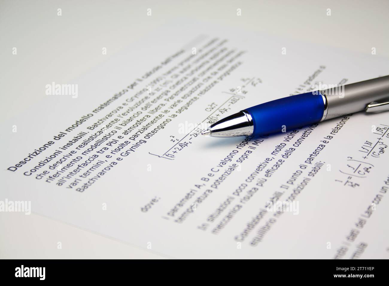 Detailansicht eines wissenschaftlichen Papierbildes mit liegendem Stift; Detailansicht eines wissenschaftlichen Papierbildes mit liegendem Stift Stockfoto