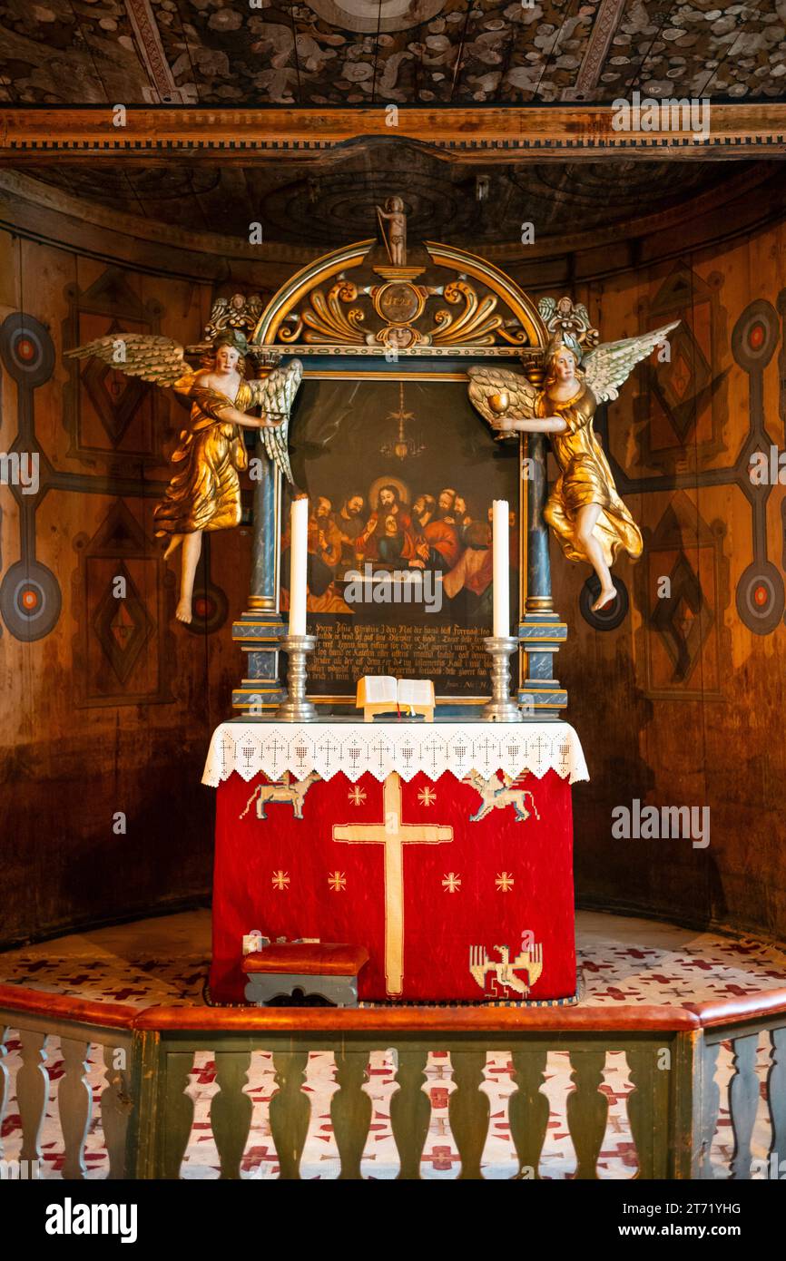 LOM, Norwegen, 25. Juni 2023: Die Lom Stabkirche ist eine der größten und ältesten Stabkirchen Norwegens, die Mitte des 12. Jahrhunderts erbaut wurde. Holz geschnitzt Stockfoto