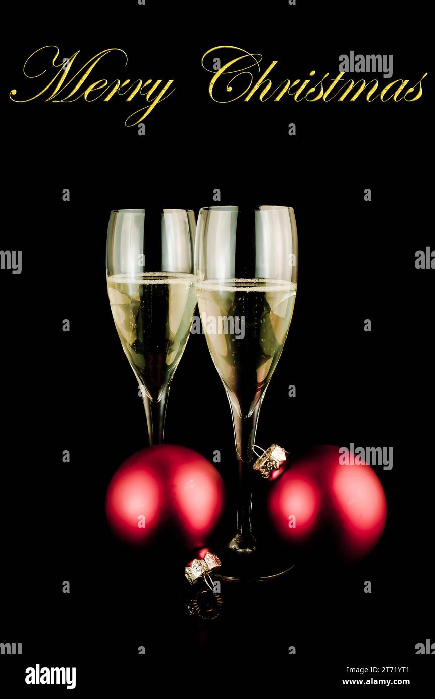 Nahaufnahme von zwei Sektgläsern in der Nähe von weihnachtsdekoration auf schwarzem Hintergrund mit Platz für Text; Nahaufnahme von zwei Sektgläsern in der Nähe von weihnachtsdekoration auf schwarzem Hintergrund mit Platz für Text Stockfoto