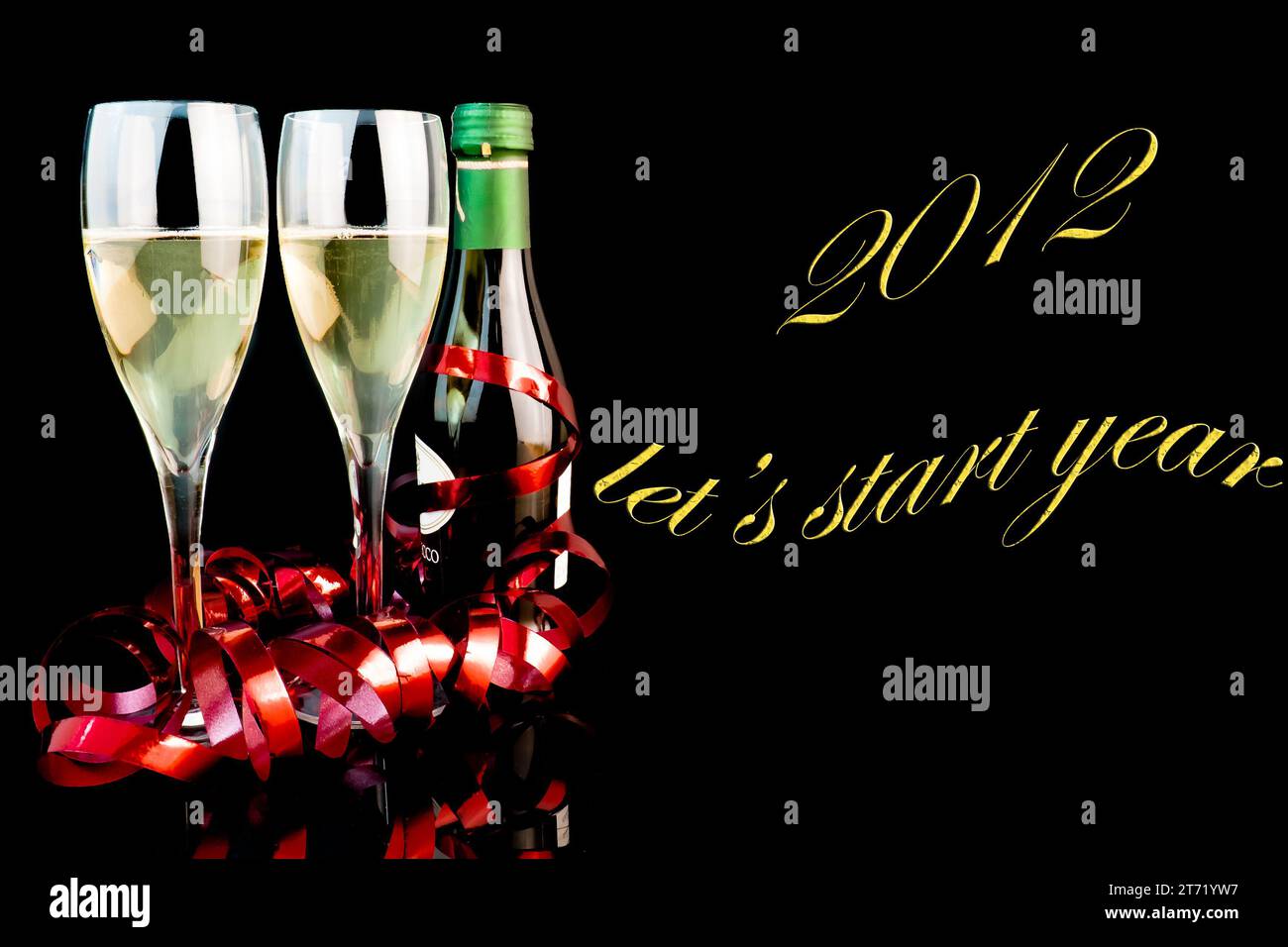 Detail von zwei Gläsern in der Nähe einer mittleren Flasche Champagner auf schwarzem Hintergrund mit Platz für Text; Detail von zwei Gläsern in der Nähe einer mittleren Flasche Champagner auf schwarzem Hintergrund mit Platz für Text Stockfoto