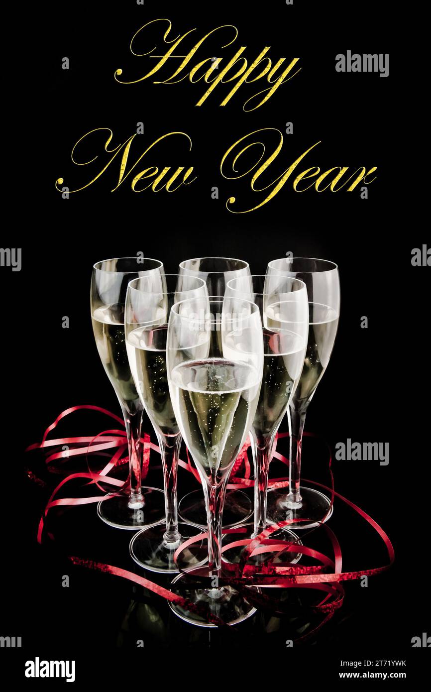 Detail von sechs Gläsern Champagner, dekoriert auf schwarzem Hintergrund mit Platz für Text; Detail von sechs Gläsern Champagner, dekoriert auf schwarzem Hintergrund mit Platz für Text Stockfoto