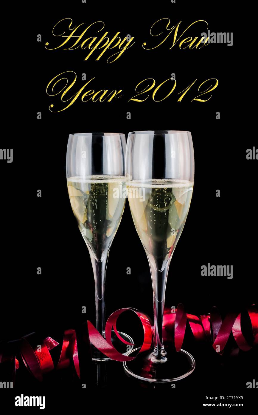 Detail der Gläser Champagner mit roter Dekoration auf schwarzem Hintergrund mit Platz für Text; Detail der Gläser Champagner mit roter Dekoration auf schwarzem Hintergrund mit Platz für Text Stockfoto