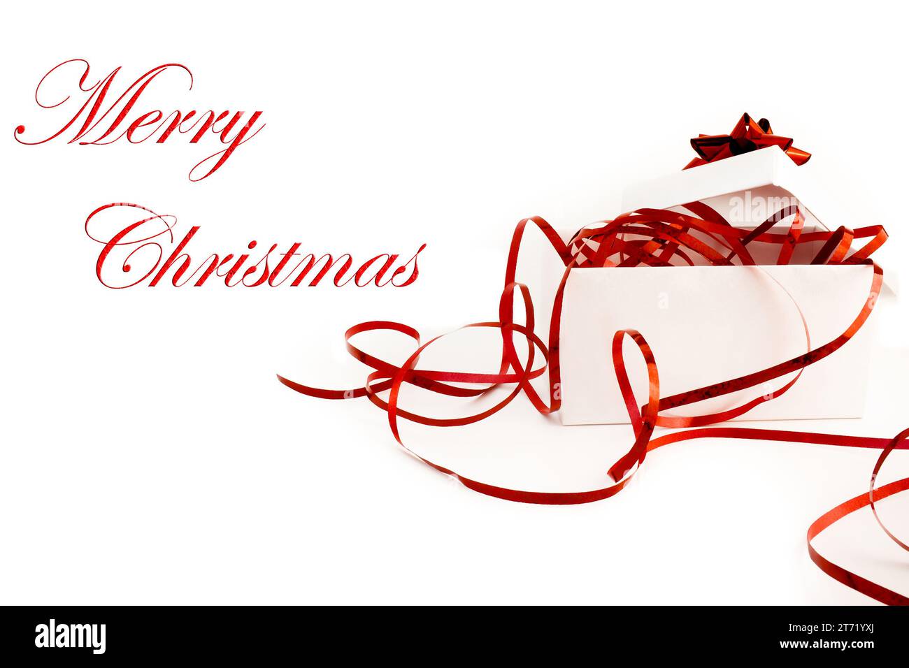 weihnachtsgeschenkkasten mit Band und Schleife auf weißem Hintergrund mit Platz für Text verziert; weihnachtsgeschenkkasten mit Band und Schleife auf weißem Hintergrund mit Platz für Text verziert Stockfoto