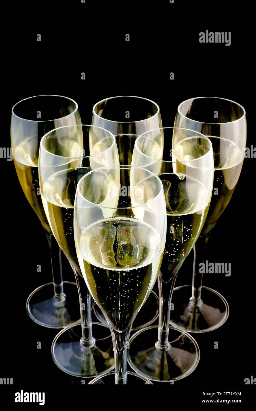 Detail von sechs Gläsern Champagner auf schwarzem Hintergrund mit Platz für Text Stockfoto