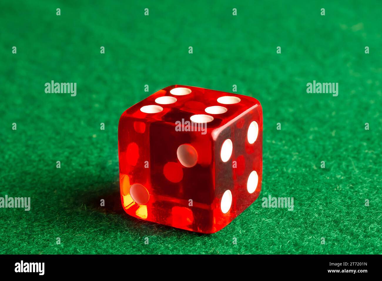 Detail eines Würfels auf dem Spieltisch Stockfoto