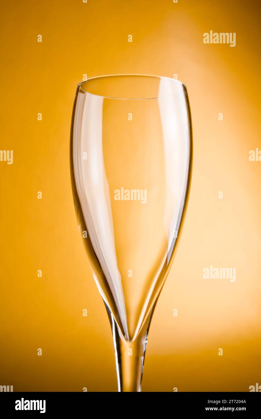Schließen Sie Sektglas auf goldenem Hintergrund; Sektglas auf goldenem Hintergrund Stockfoto
