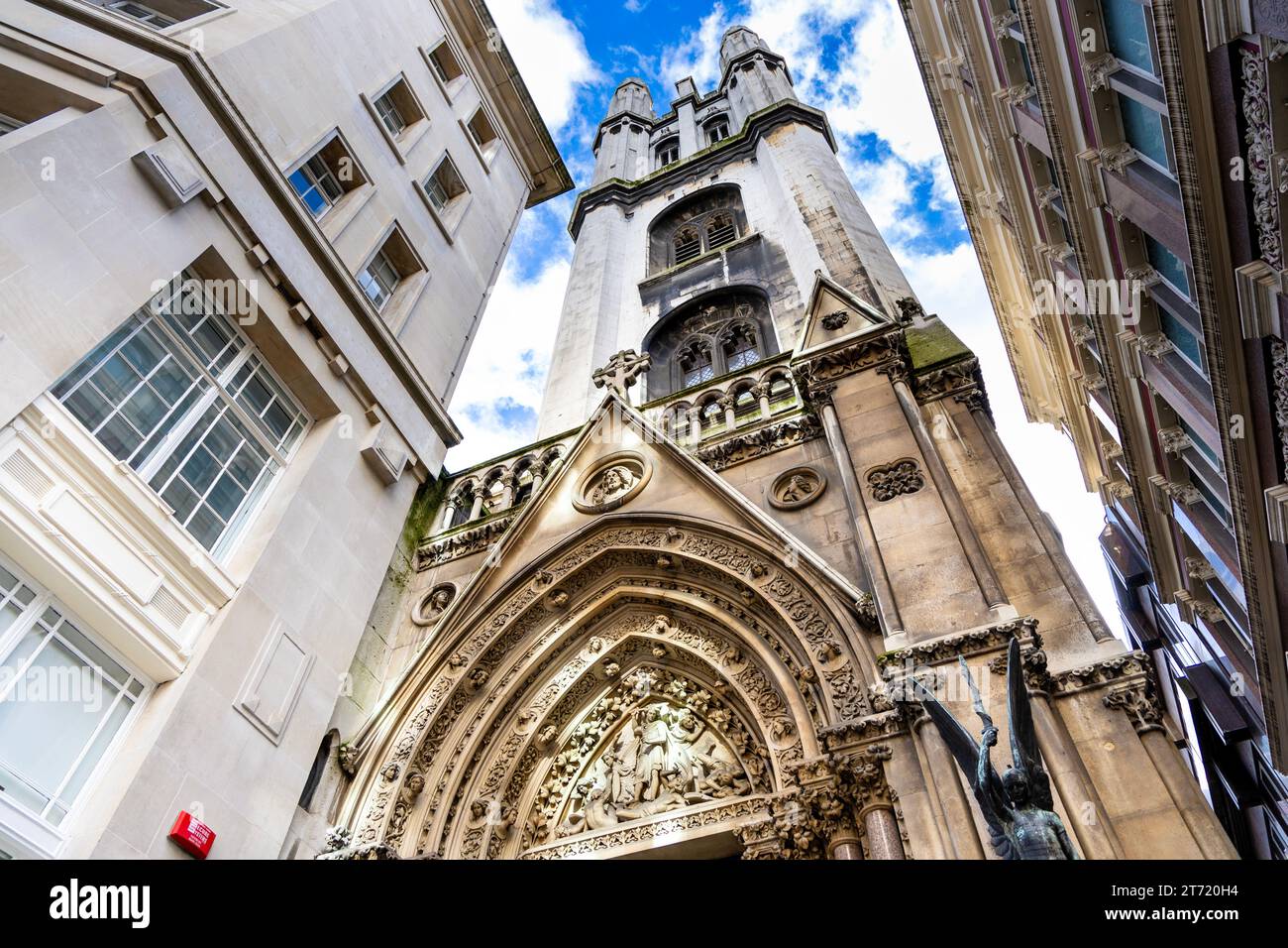 Außenansicht der St. Michael's Church in der historischen Square Mile, City of London, England Stockfoto