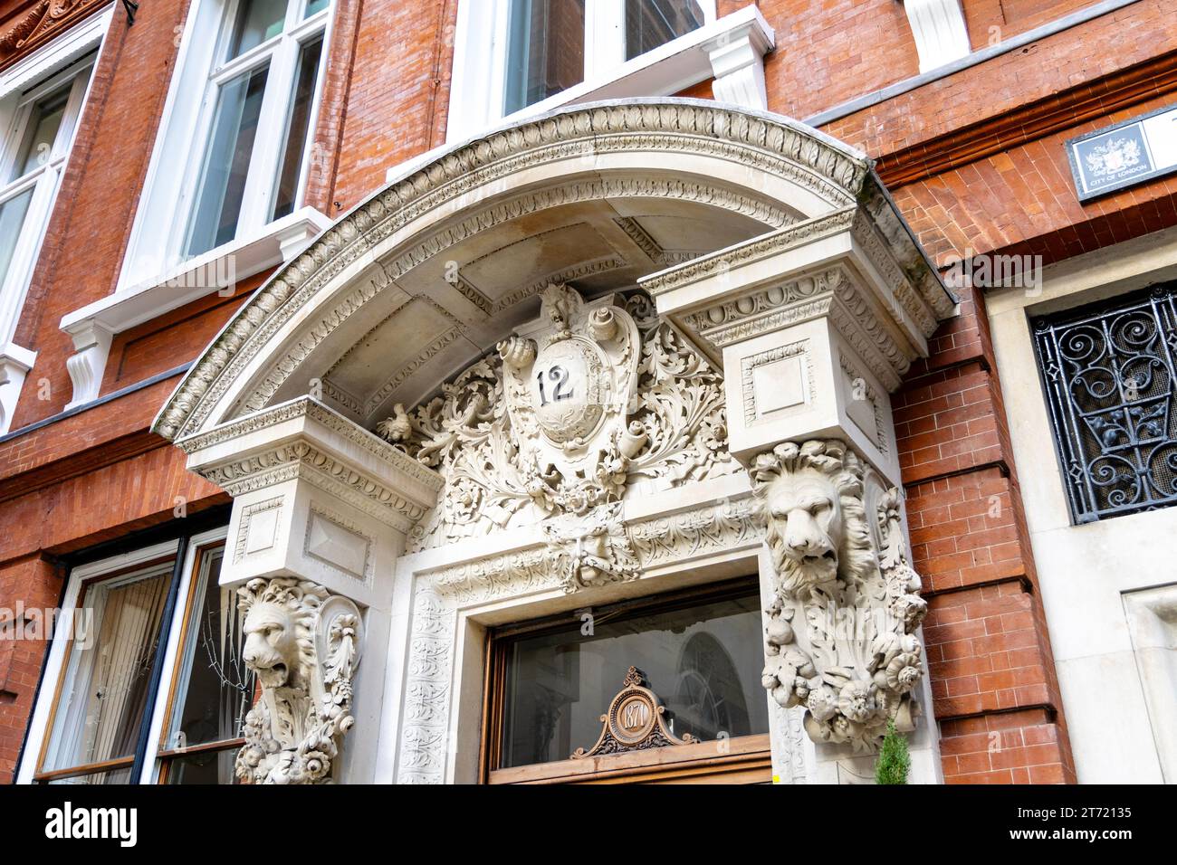 Außeneingang des 1871 Token House, dekoriert mit Löwenköpfen, ehemals Frederick Huth & Co Merchant Bank, Tokenhouse Yard, London, England Stockfoto