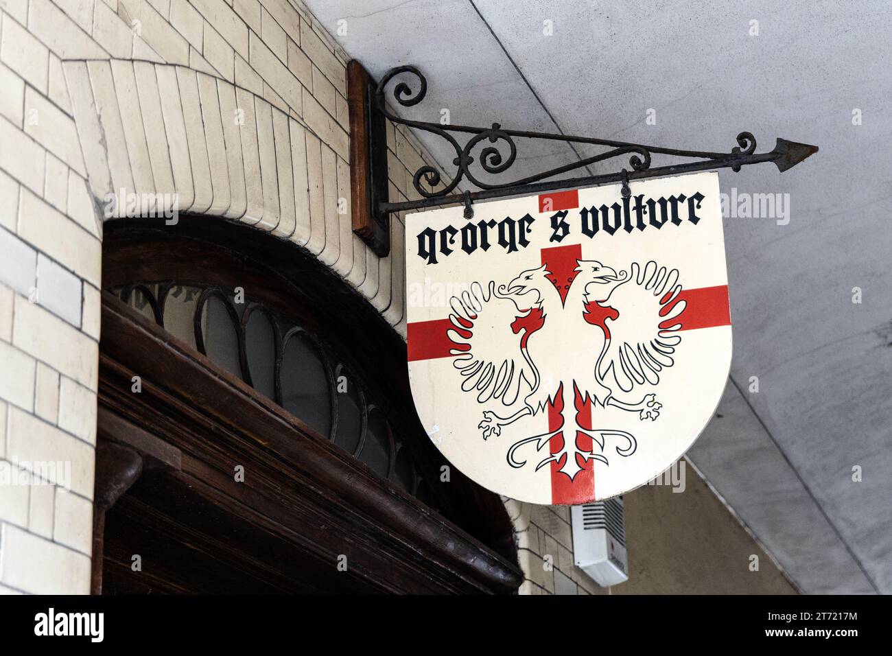 Beschriften Sie den Eingang zum George & Vulture Chop House in St Michael's Alley, Square Mile, London, England Stockfoto