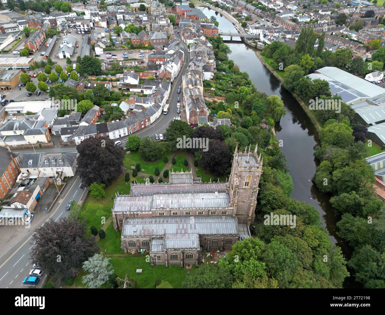 Drohnenblick auf St. Peter's Church & the River exe, Tiverton, Devon Stockfoto