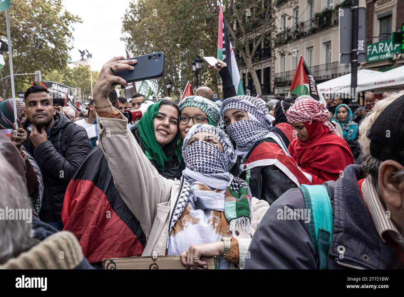 Madrid, Spanien. November 2023. Demonstranten machen Selfies während der Demonstration. Eine massive Demonstration unter der Leitung des Staatlichen Koordinators der Verbände in Solidarität mit der Sahara (CEAS-Sahara) reist durch Madrid, um die Selbstbestimmung der Sahara zu fordern. (Foto: Jorge Contreras Soto/SOPA Images/SIPA USA) Credit: SIPA USA/Alamy Live News Stockfoto