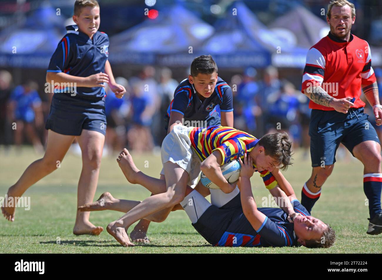 Schuljunge Rugby-Aggression mit einem großen Tackle, was zu einer Verschrottung führt Stockfoto