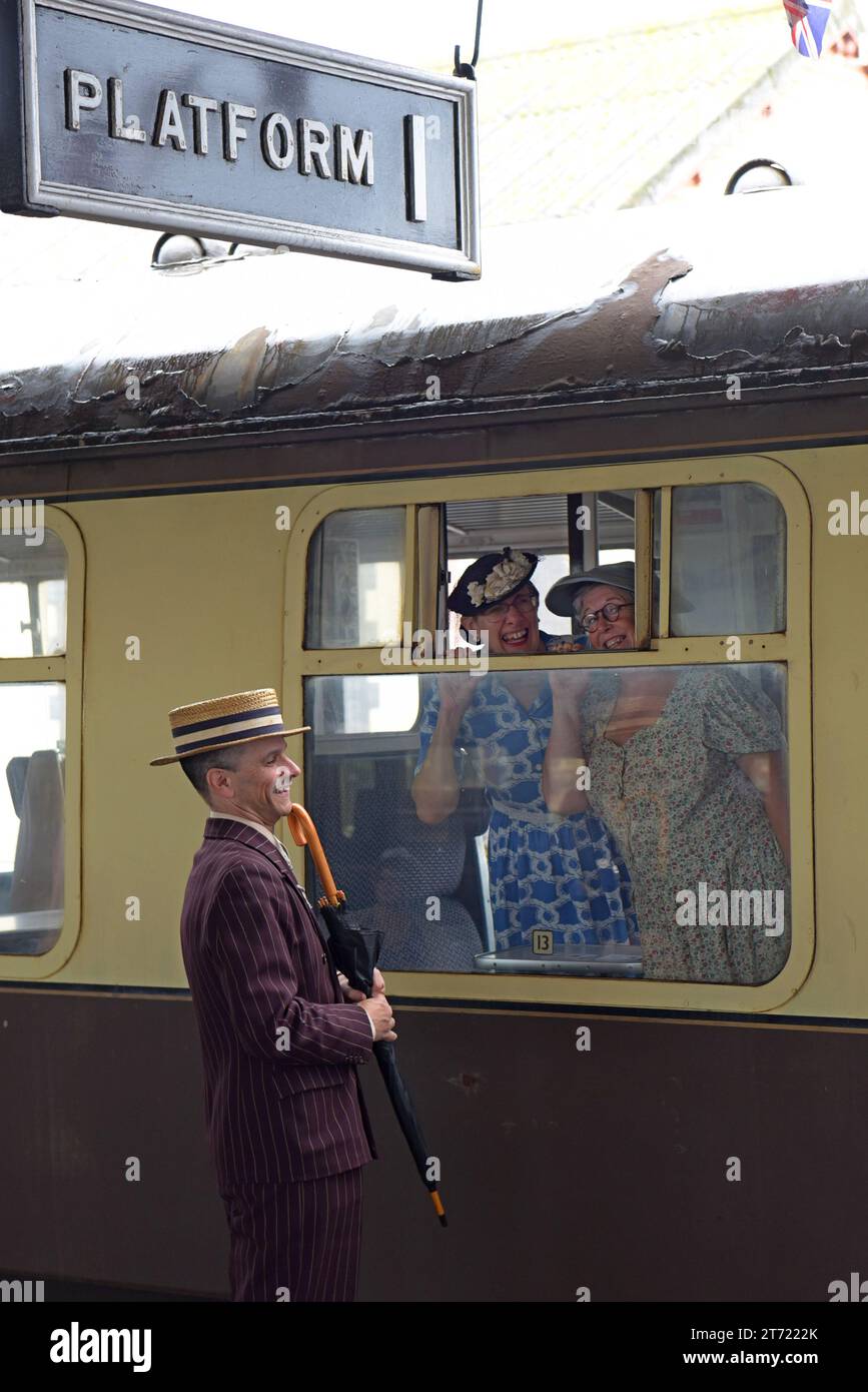 Künstler am Wochenende der 1940er Jahre auf der West Somerset Railway, Minehead, Somerset, September 2023 Stockfoto