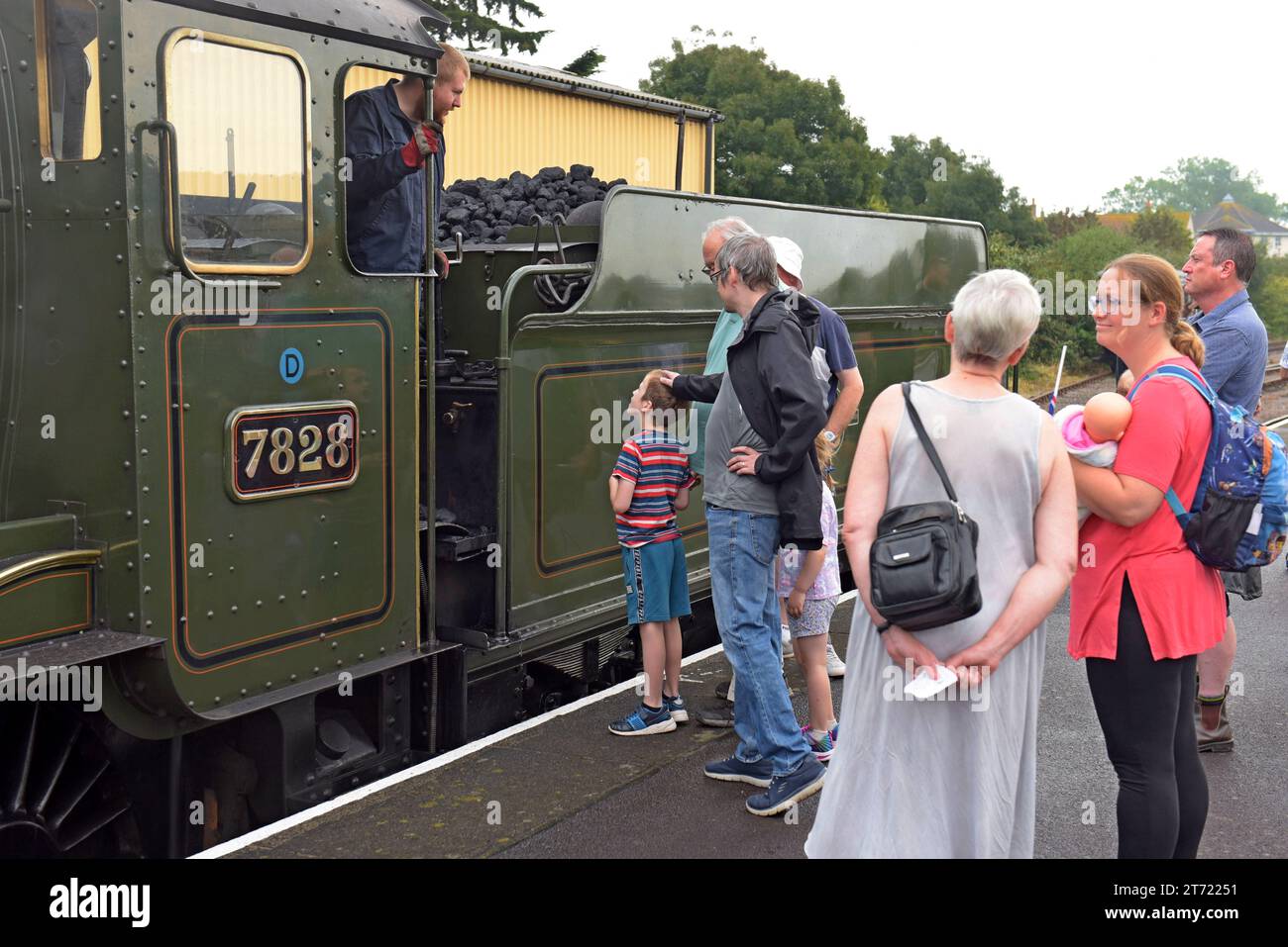 Passagiere mit Blick auf die Great Western Dampflokomotive 7828 Odney Manor, Minehead Station, West Somerset Heritage Railway, September 2023 Stockfoto