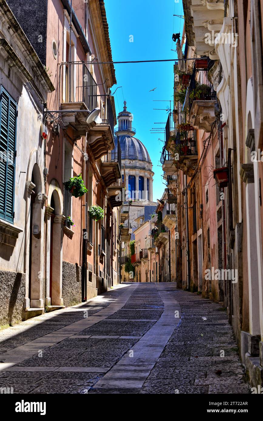 Duomo di San Giorgio von der gewundenen Via Camerina in Ragusa, Sizilien, Italien Stockfoto