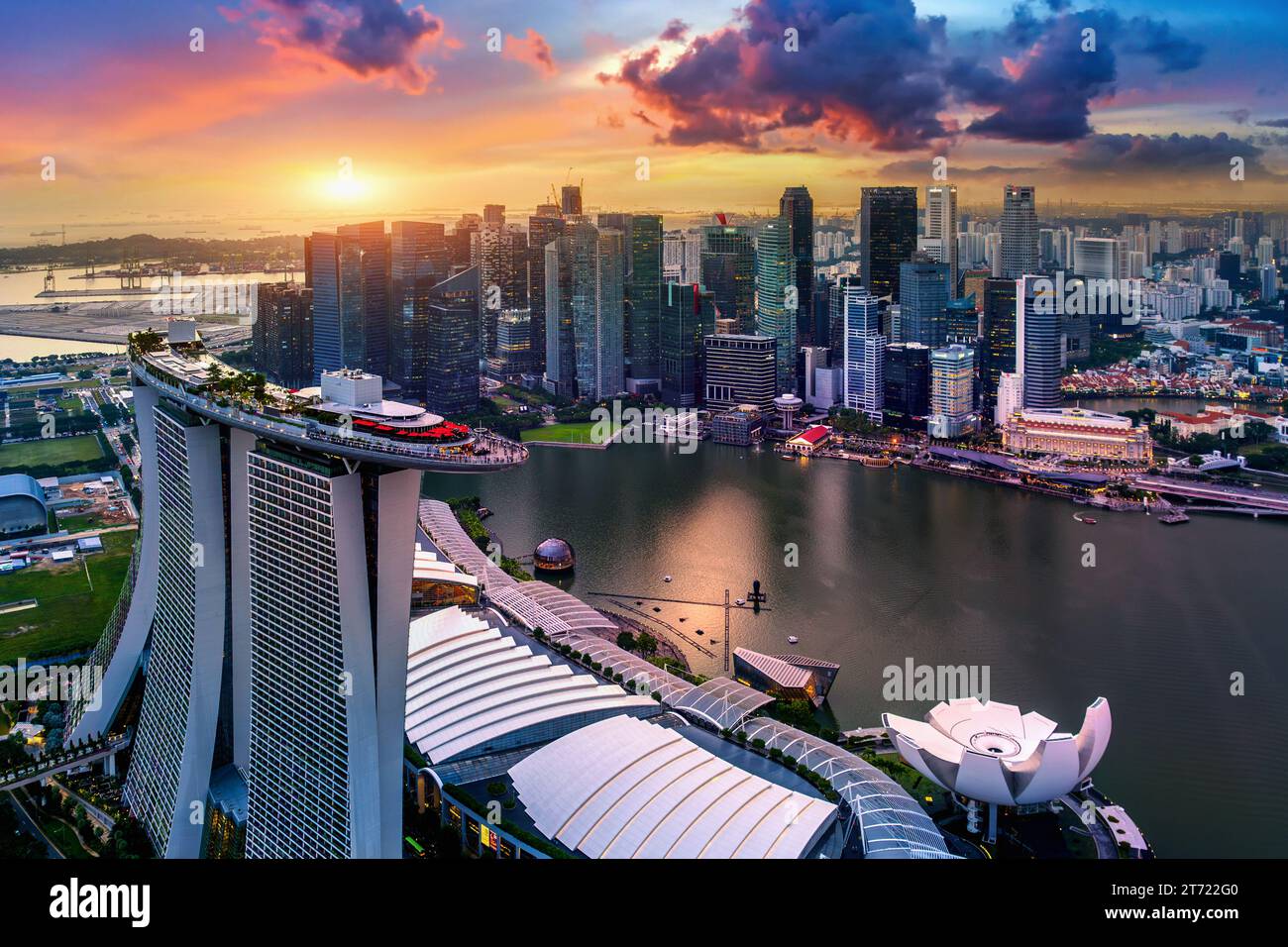 Blick aus der Vogelperspektive auf Singapur bei Sonnenuntergang. Stockfoto