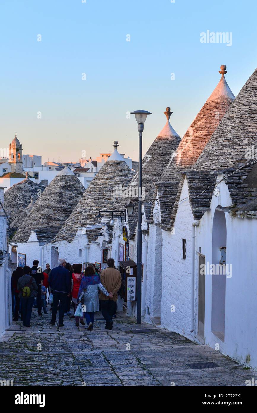 Alberobello, eine Stadt in der Nähe von Bari in Apulien, berühmt für ihre Trulli, traditionelle Steinhäuser (ohne Mörtel), die seit dem 15. Jahrhundert in der Gegend gebaut wurden Stockfoto