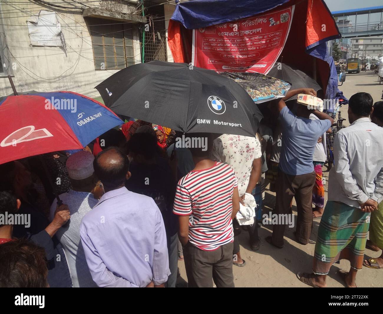 Dhaka, Bangladesch. November 2023. Die Leute stehen in der Warteschlange, als sie subventionierte Lebensmittel aus einem von der Regierung betriebenen Lieferwagen in Dhaka kaufen. (Kreditbild: © MD Mehedi Hasan/ZUMA Press Wire) NUR REDAKTIONELLE VERWENDUNG! Nicht für kommerzielle ZWECKE! Quelle: ZUMA Press, Inc./Alamy Live News Stockfoto