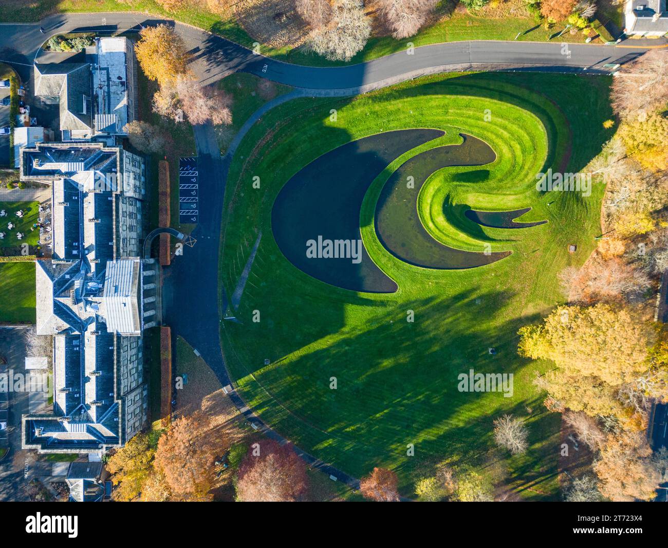 Luftaufnahme im Herbst von National Galleries of Scotland Modern One und Charles Jencks Landschaftspflege im West End von Edinburgh, Schottland, Großbritannien Stockfoto