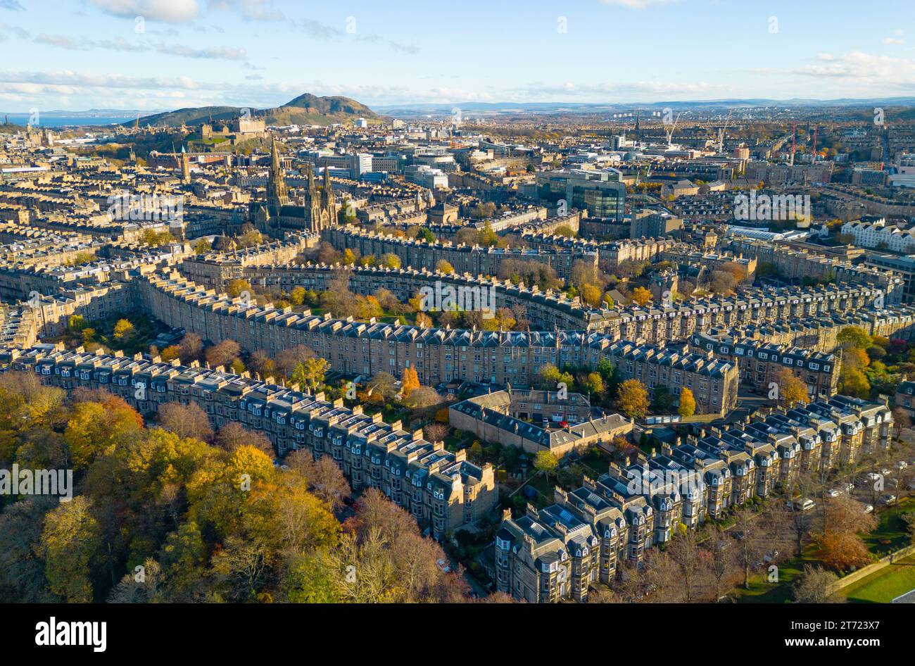 Luftaufnahme im Herbst von Straßen und Wohnungen im West End von Edinburgh, Schottland, Großbritannien Stockfoto