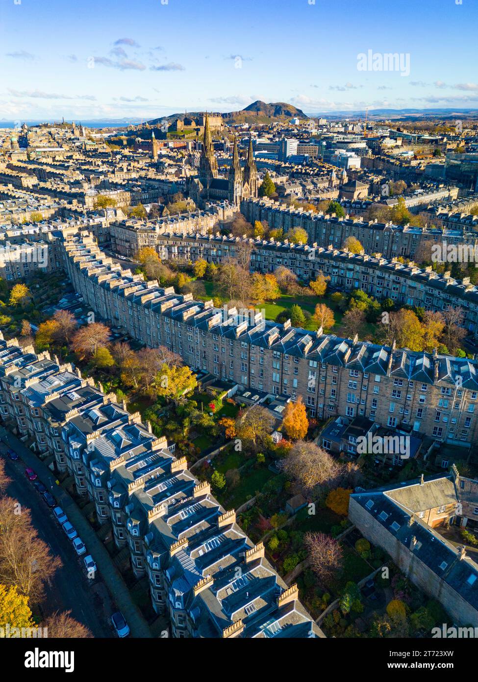 Luftaufnahme im Herbst von Straßen und Wohnungen im West End von Edinburgh, Schottland, Großbritannien Stockfoto