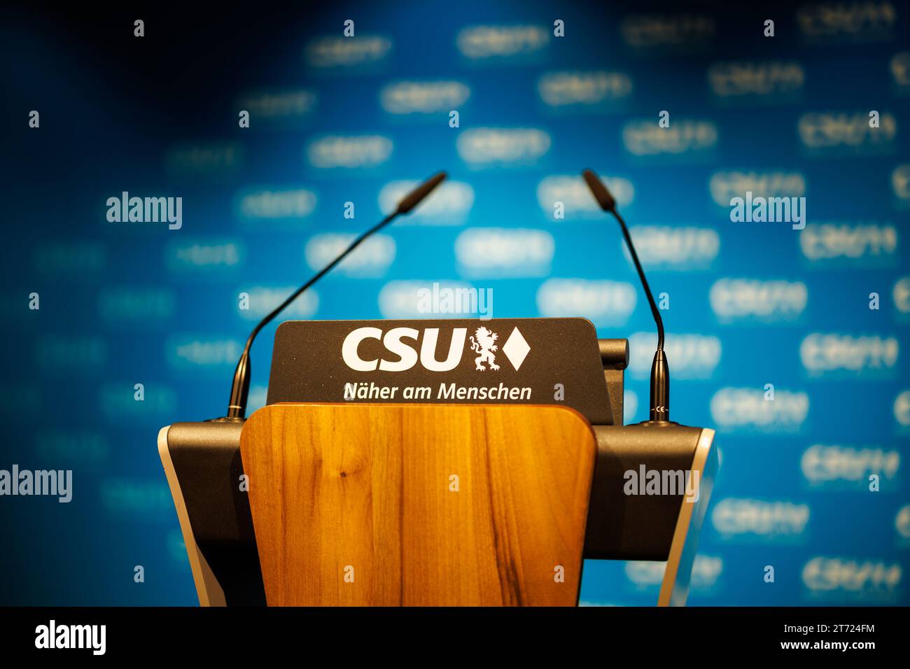 München, Deutschland. November 2023. Der Slogan "CSU - Closer to the People" ist auf dem Rednerpult in der Kantine des CSU-Regionalbüros in München zu sehen. Quelle: Matthias Balk/dpa/Alamy Live News Stockfoto