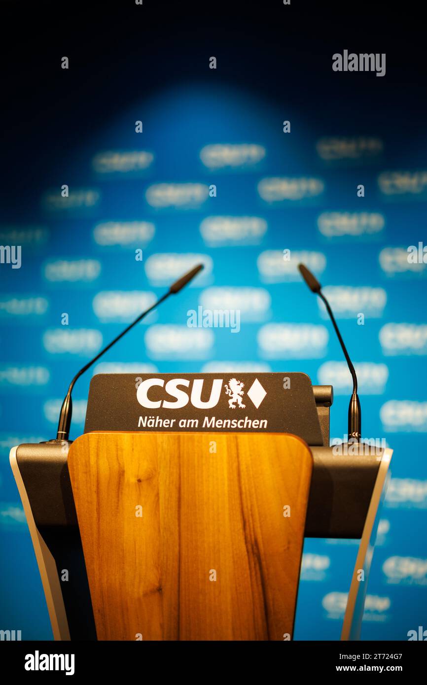 München, Deutschland. November 2023. Der Slogan "CSU - Closer to the People" ist auf dem Rednerpult in der Kantine des CSU-Regionalbüros in München zu sehen. Quelle: Matthias Balk/dpa/Alamy Live News Stockfoto