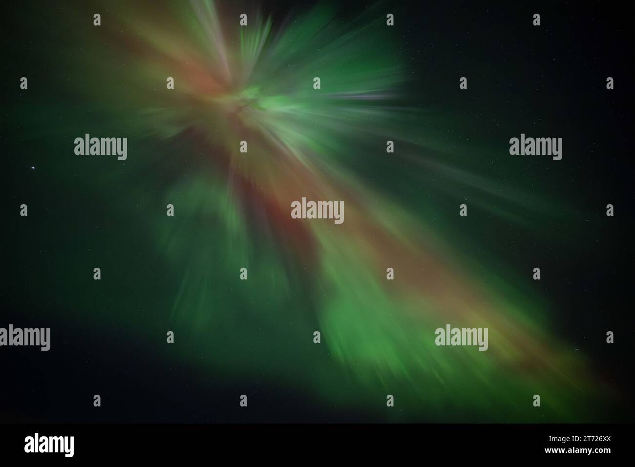 Aurora Borellae erscheinen am Himmel in der Nähe der Region Bøøyna. Nordlichter sind natürliche Phänomene, die den Nachthimmel in den Polarregionen beleuchten. Sie entstehen durch die Interaktion geladener Sonnenpartikel mit der Erdatmosphäre und erzeugen farbenfrohe, tanzende Lichtblitze in Grün-, Rosa- und Violetttönen. Dieses himmlische Spektakel ist das Ergebnis der Anregung von Atomen und Molekülen in der oberen Atmosphäre und erzeugt einen optisch beeindruckenden Effekt. (Foto: Jorge Castellanos/SOPA Images/SIPA USA) Credit: SIPA USA/Alamy Live News Stockfoto