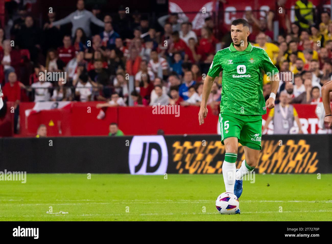 Sevilla, Spanien. November 2023. Guido Rodriguez wurde während des Spiels LaLiga EA Sports 2023/204 zwischen Sevilla FC und Real Betis im Ramon Sanchez Pizjuan Stadion gesehen. Endergebnis: Sevilla FC 1:1 Real Betis. Quelle: SOPA Images Limited/Alamy Live News Stockfoto