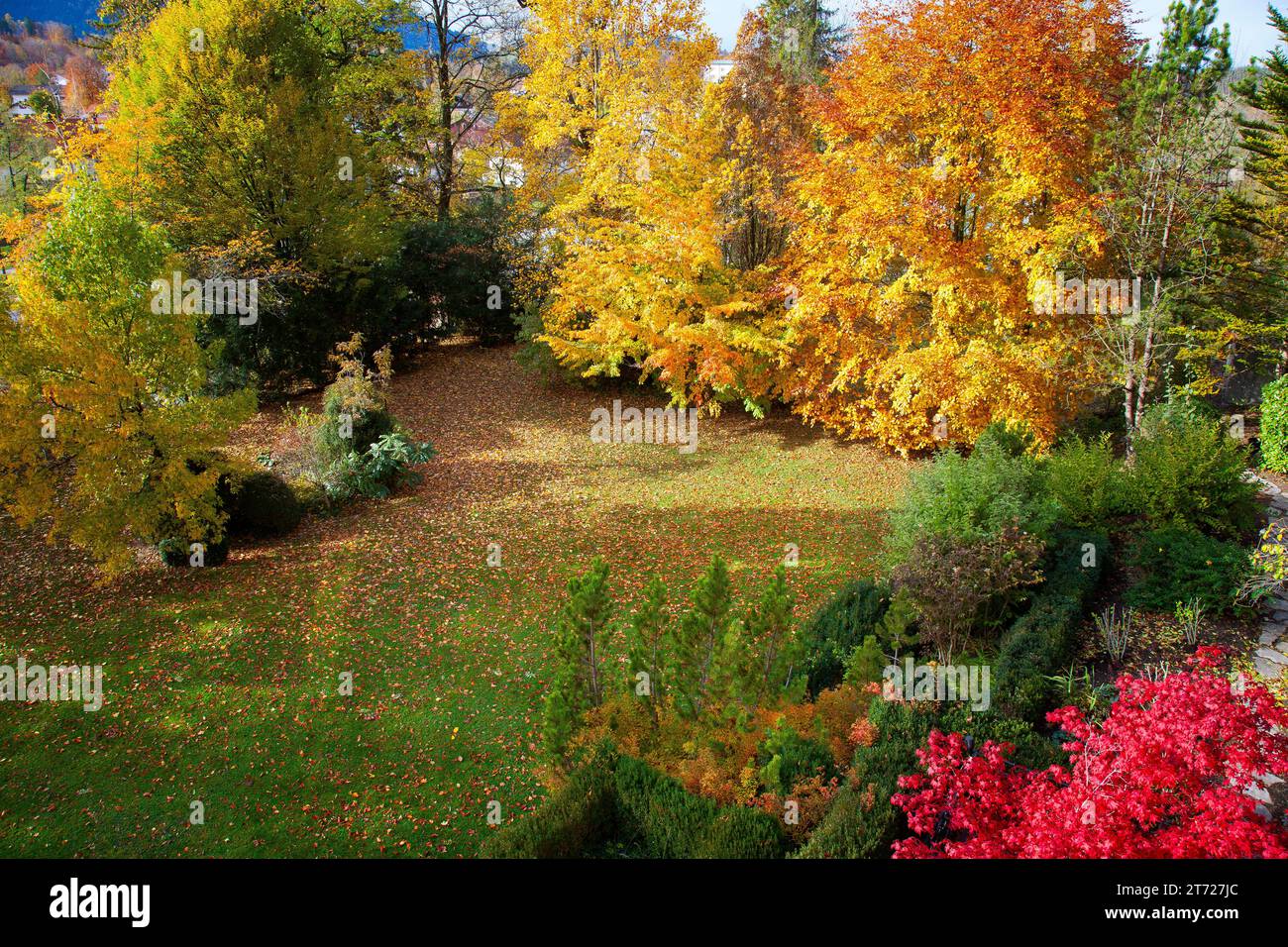 DE - BAYERN: Private herbstliche Gartenszene entlang der Isar, Bad Toelz, Oberbayern Stockfoto