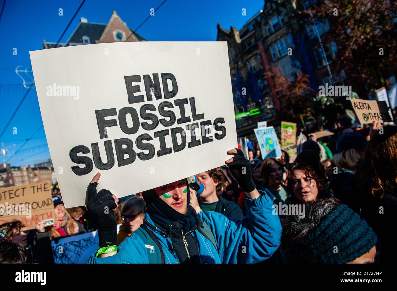 November, Amsterdam. Kurz vor den niederländischen Parlamentswahlen (22. November) gingen rund 85,000 Menschen auf die Straßen von Amsterdam, um von der niederländischen Regierung Maßnahmen zur Bewältigung der Klimakrise zu fordern. Der marsch wird von der niederländischen Klimakrisenkoalition organisiert, die eine Zusammenarbeit von elf verschiedenen Organisationen und Gruppen darstellt. Die Demonstration zählte mit der Anwesenheit der schwedischen Klimaaktivistin Greta Thunberg. Stockfoto