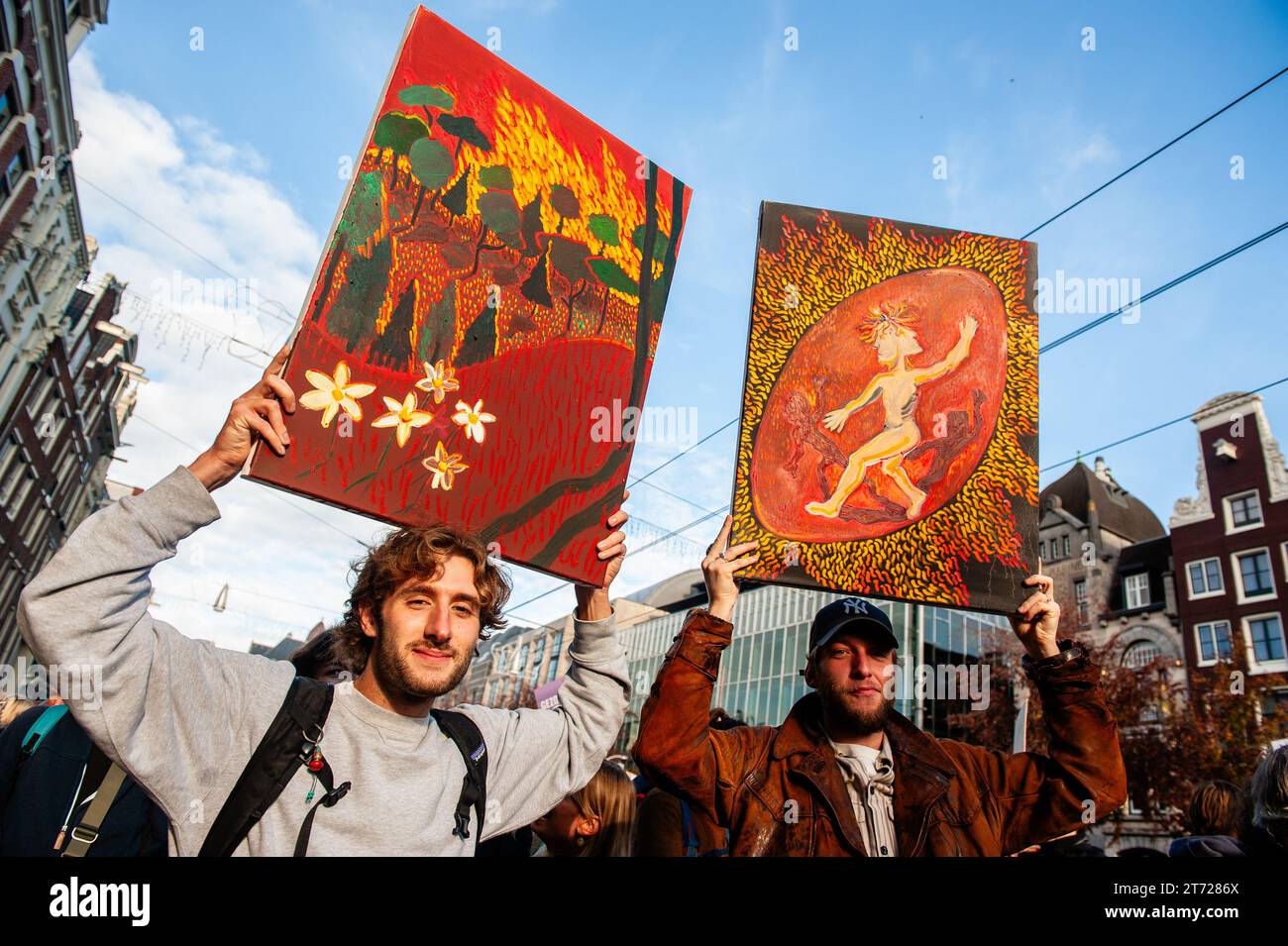 November, Amsterdam. Kurz vor den niederländischen Parlamentswahlen (22. November) gingen rund 85,000 Menschen auf die Straßen von Amsterdam, um von der niederländischen Regierung Maßnahmen zur Bewältigung der Klimakrise zu fordern. Der marsch wird von der niederländischen Klimakrisenkoalition organisiert, die eine Zusammenarbeit von elf verschiedenen Organisationen und Gruppen darstellt. Die Demonstration zählte mit der Anwesenheit der schwedischen Klimaaktivistin Greta Thunberg. Stockfoto