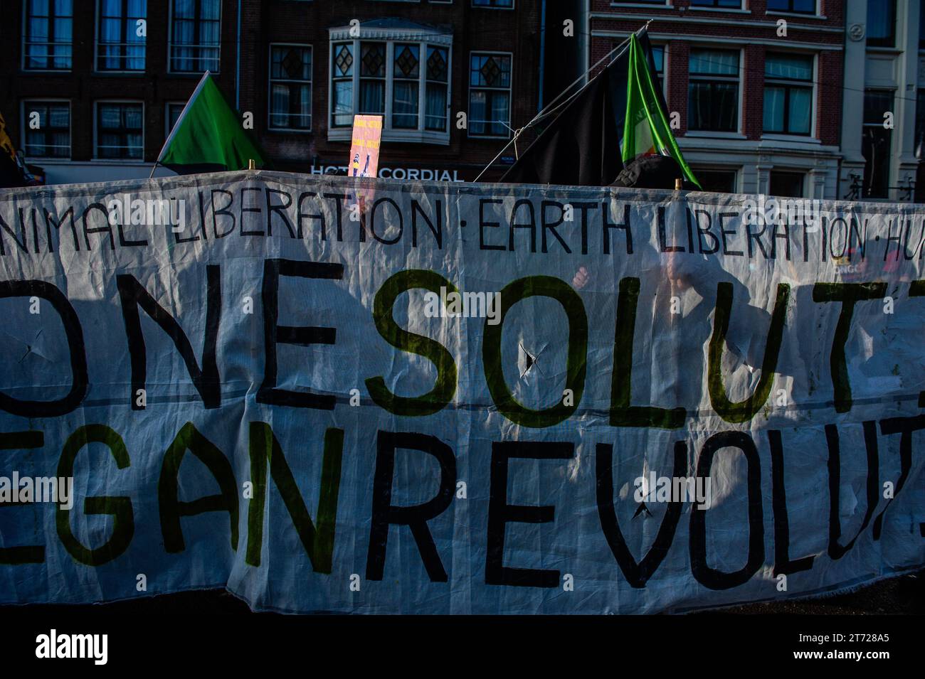 November, Amsterdam. Kurz vor den niederländischen Parlamentswahlen (22. November) gingen rund 85,000 Menschen auf die Straßen von Amsterdam, um von der niederländischen Regierung Maßnahmen zur Bewältigung der Klimakrise zu fordern. Der marsch wird von der niederländischen Klimakrisenkoalition organisiert, die eine Zusammenarbeit von elf verschiedenen Organisationen und Gruppen darstellt. Die Demonstration zählte mit der Anwesenheit der schwedischen Klimaaktivistin Greta Thunberg. Stockfoto