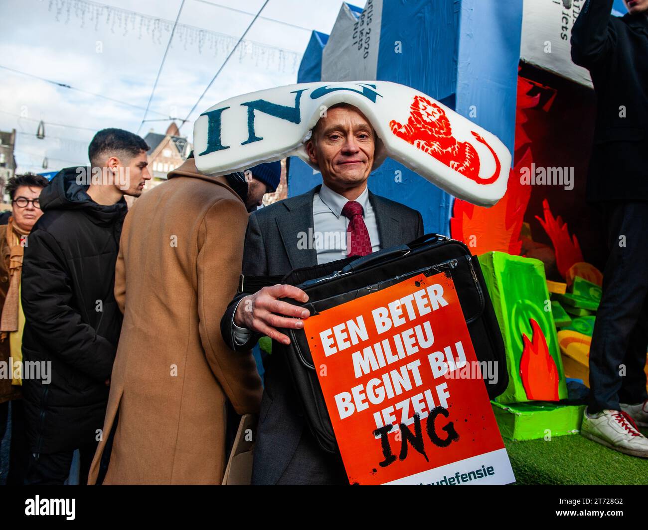 November, Amsterdam. Kurz vor den niederländischen Parlamentswahlen (22. November) gingen rund 85,000 Menschen auf die Straßen von Amsterdam, um von der niederländischen Regierung Maßnahmen zur Bewältigung der Klimakrise zu fordern. Der marsch wird von der niederländischen Klimakrisenkoalition organisiert, die eine Zusammenarbeit von elf verschiedenen Organisationen und Gruppen darstellt. Die Demonstration zählte mit der Anwesenheit der schwedischen Klimaaktivistin Greta Thunberg. Stockfoto