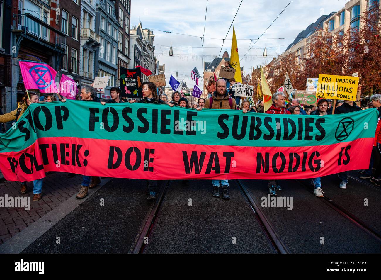 November, Amsterdam. Kurz vor den niederländischen Parlamentswahlen (22. November) gingen rund 85,000 Menschen auf die Straßen von Amsterdam, um von der niederländischen Regierung Maßnahmen zur Bewältigung der Klimakrise zu fordern. Der marsch wird von der niederländischen Klimakrisenkoalition organisiert, die eine Zusammenarbeit von elf verschiedenen Organisationen und Gruppen darstellt. Die Demonstration zählte mit der Anwesenheit der schwedischen Klimaaktivistin Greta Thunberg. Stockfoto