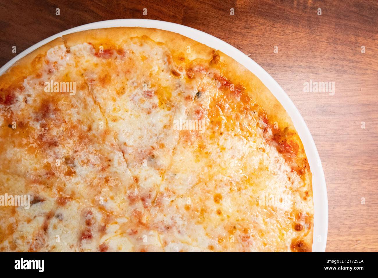 Eine Leckere, Käsige Pizzapfanne Stockfoto
