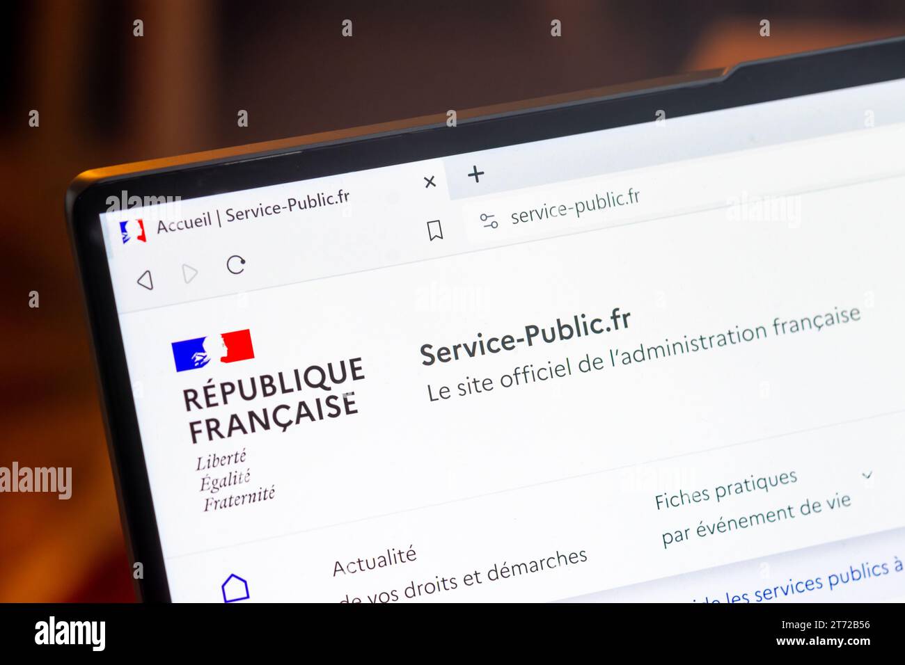 Beschreibung der Homepage der französischen Regierung Website Service-public.fr, offizielle Website für Informationen und Verwaltungsverfahren in Frankreich Stockfoto