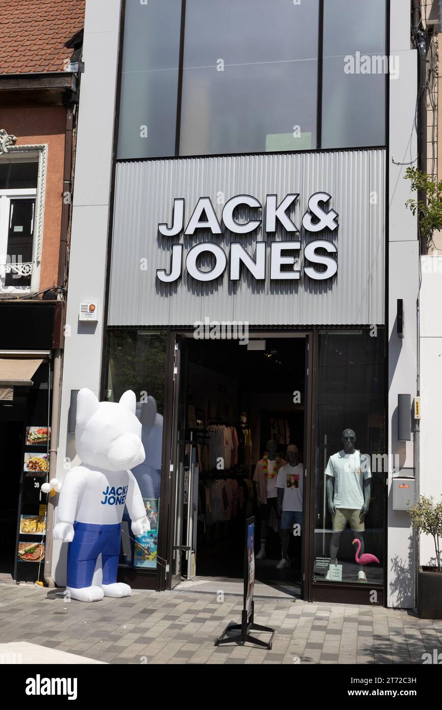 AALST, BELGIEN, 4. JUNI 2023: Außenansicht eines Jack and Jones Bekleidungsgeschäfts in Flandern. Die Marke verkauft Freizeitkleidung für Männer 16-30 Jahre gr Stockfoto