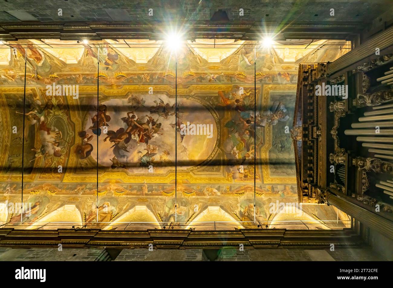 Deckenmalerei der Kathedrale San Michele in Albenga, Riviera di Ponente, Ligurien, Italien, Europa | Deckenmalerei der Kathedrale von Albenga Stockfoto