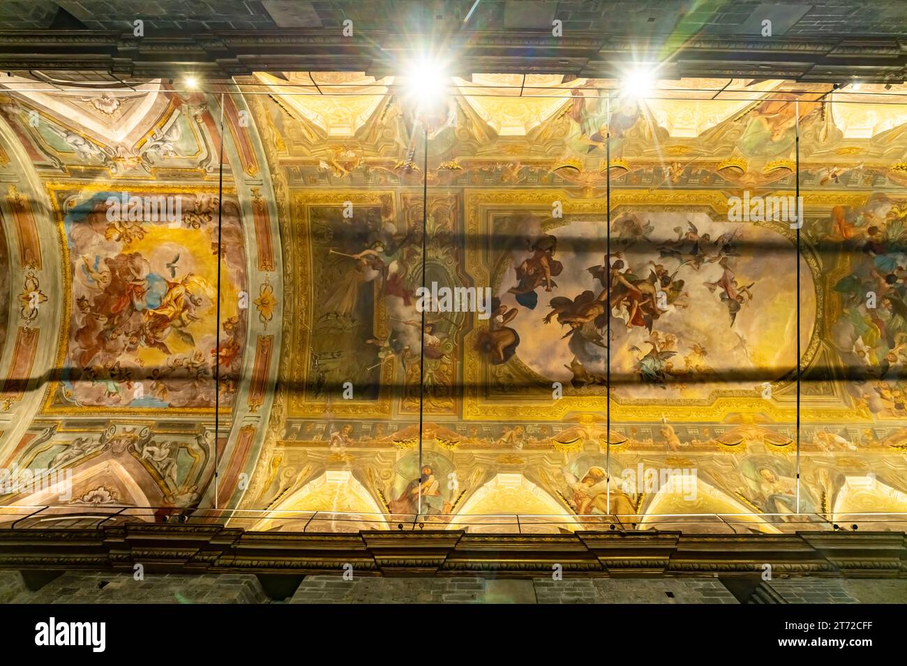 Deckenmalerei der Kathedrale San Michele in Albenga, Riviera di Ponente, Ligurien, Italien, Europa | Deckenmalerei der Kathedrale von Albenga Stockfoto