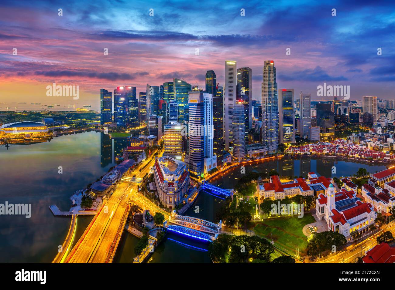 Aus der Vogelperspektive der Stadt Singapur in der Dämmerung. Stockfoto