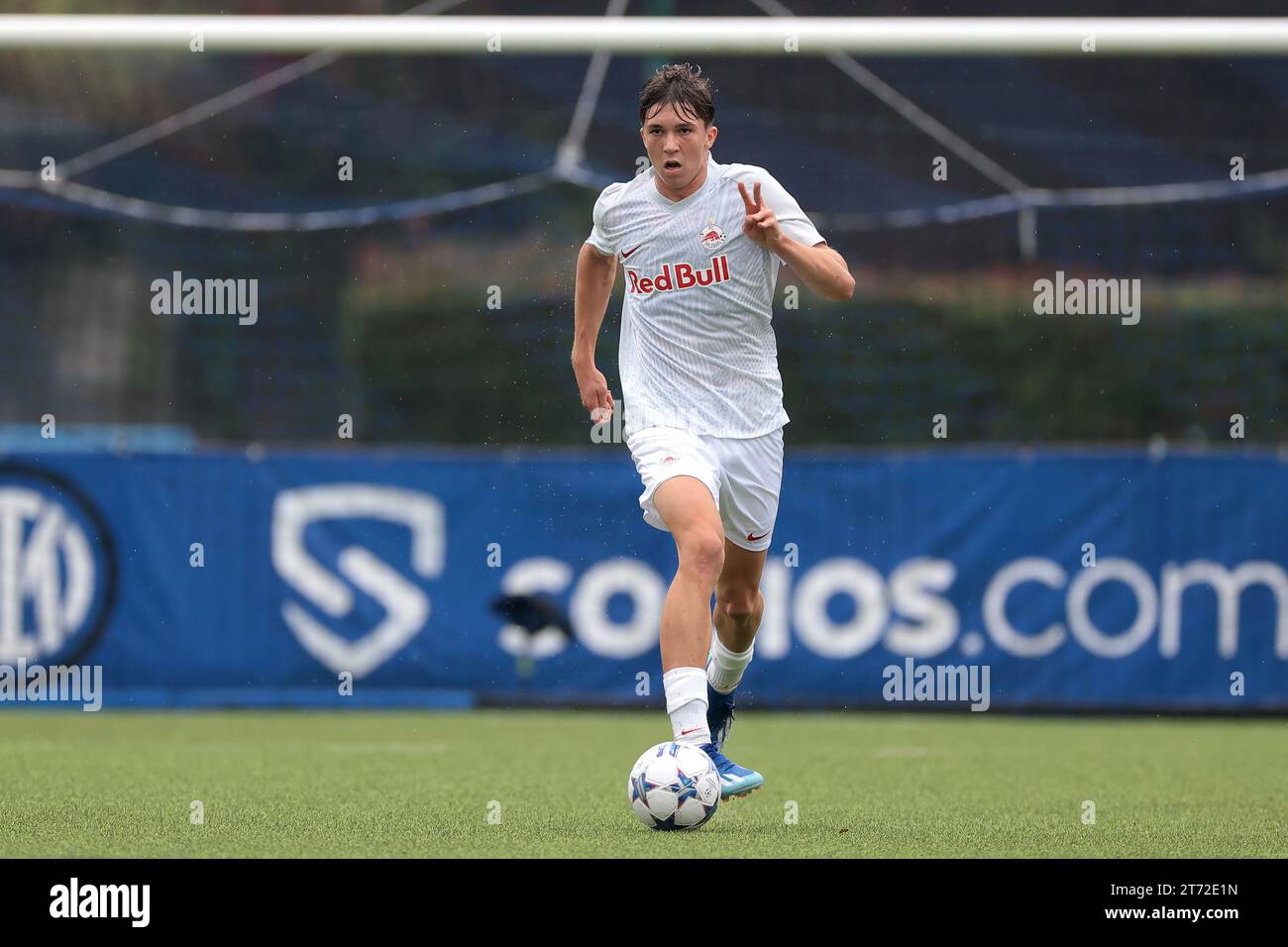 Mailand, Italien. Oktober 2023. Jannik Schuster vom FC Salzburg während des Spiels der UEFA Youth League im Jugendentwicklungszentrum Mailand. Der Bildnachweis sollte lauten: Jonathan Moscrop/Sportimage Credit: Sportimage Ltd/Alamy Live News Stockfoto