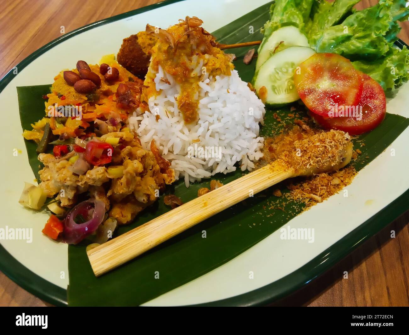 Nasi Campur Bali Vegan - Veganer Balinesischer Gemischter Reis. Eine beliebte balinesische Küche in Form von Reis mit verschiedenen Beilagen, diese Version wird für Ten serviert Stockfoto