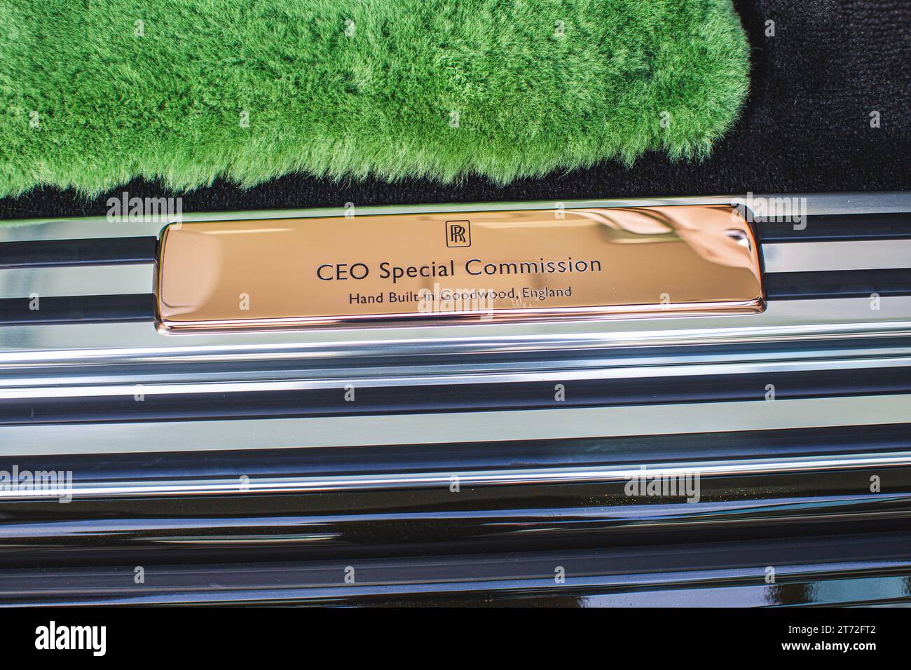 Rolls-Royce Motor Cars CEO Torsten Müller-Ötvös und sein handgebautes Rolls-Royce Phantom mit kundenspezifischem Logo . Stockfoto