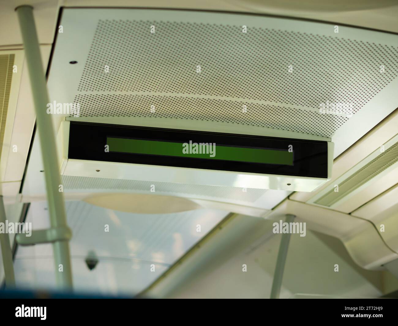 Anzeige in einem Zug, wenn Sie auf die nächste Haltestelle oder Station schauen. Der Innenbildschirm ist leer und kann als Kopierraum zum Einfügen eines Standortnamens verwendet werden. Stockfoto