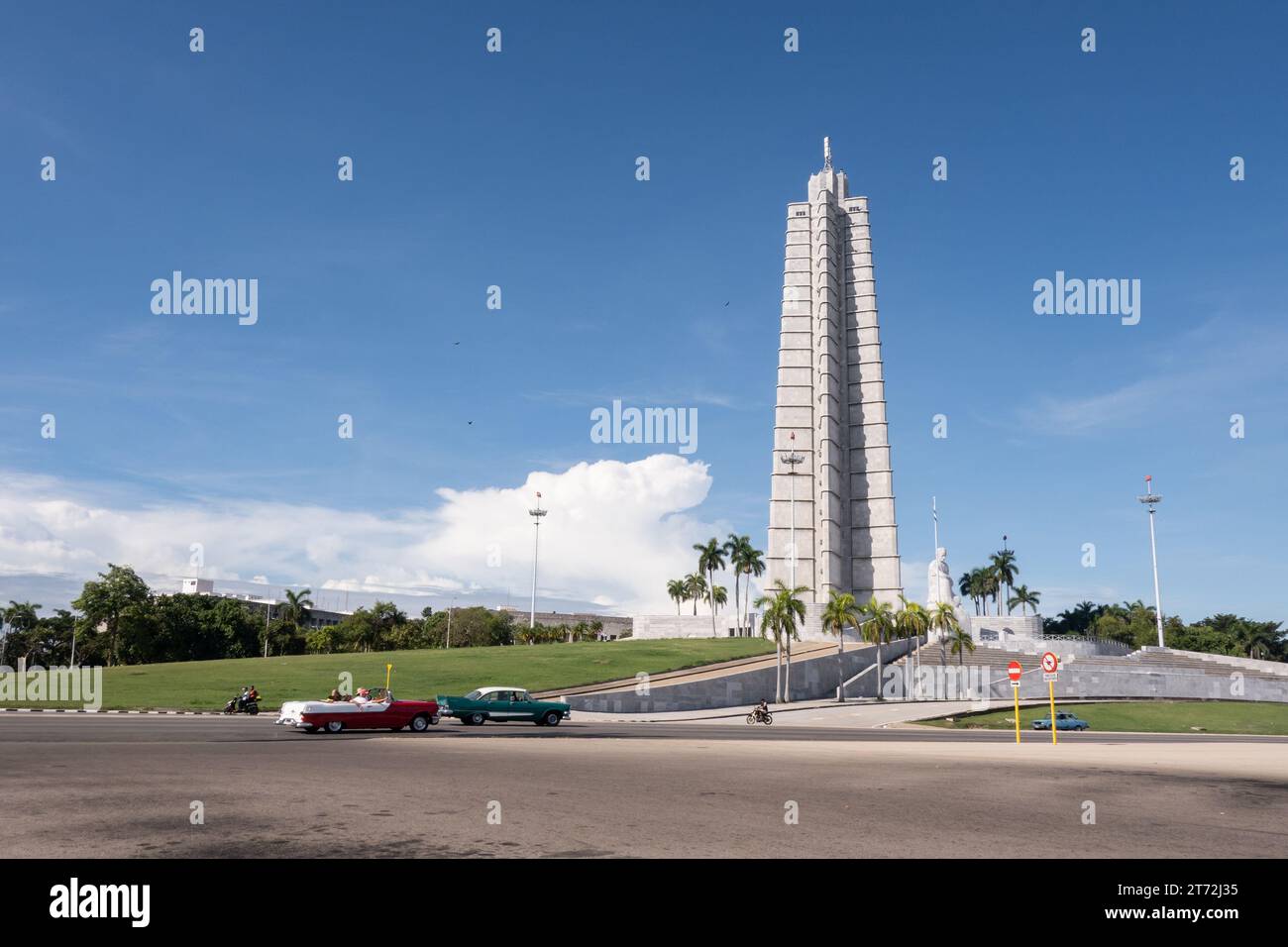HAVANNA, KUBA - 27. AUGUST 2023: José Martí Memorial in Havanna (La Habana), Kuba mit amerikanischen Oldtimern Stockfoto