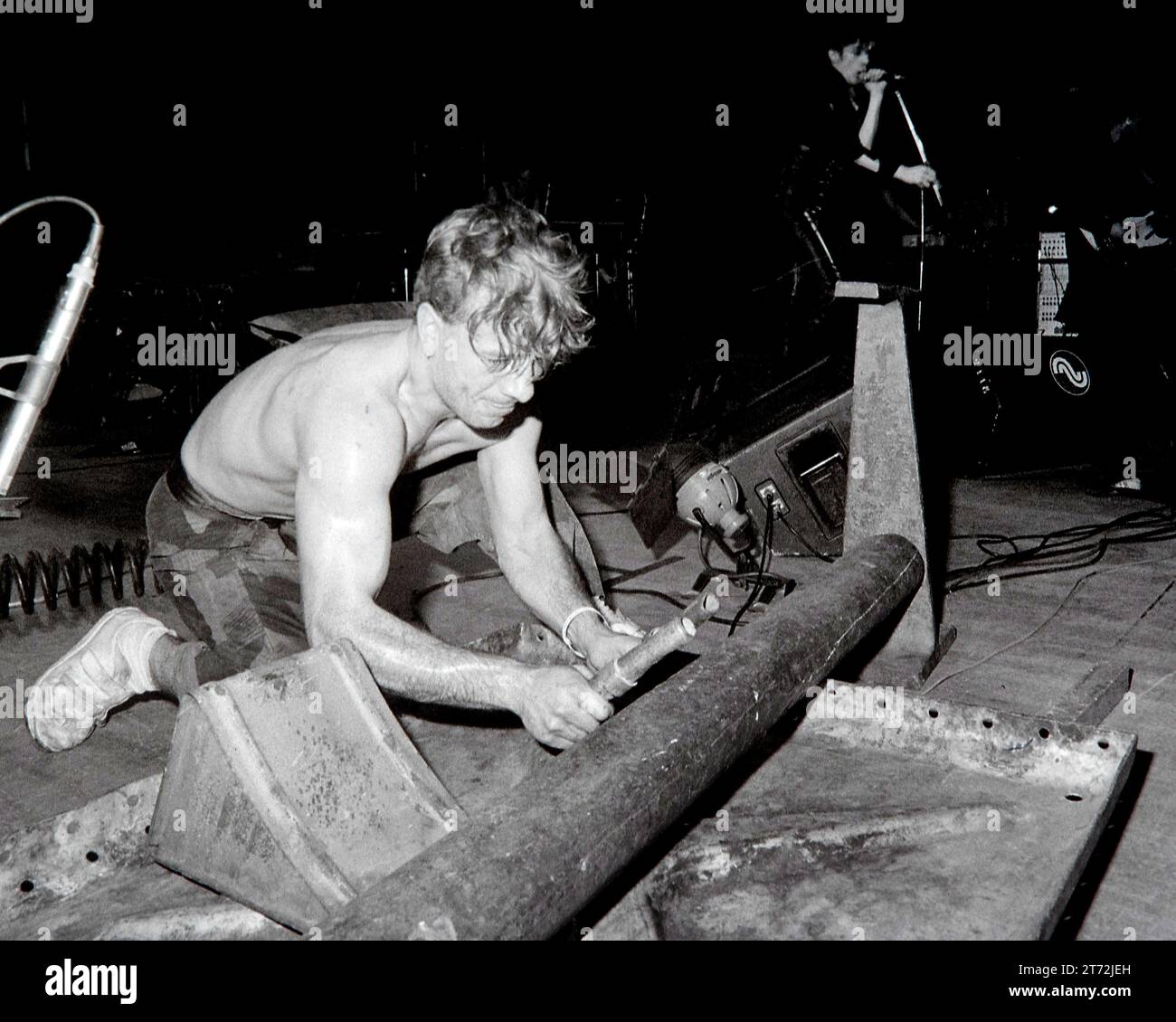 Einsturzende Neubauten im Konzert in de Doelen in Rotterdam Hollend während des Festes Pandora's Music Box 11-09-1985. Vvbvanbree fotografie Stockfoto