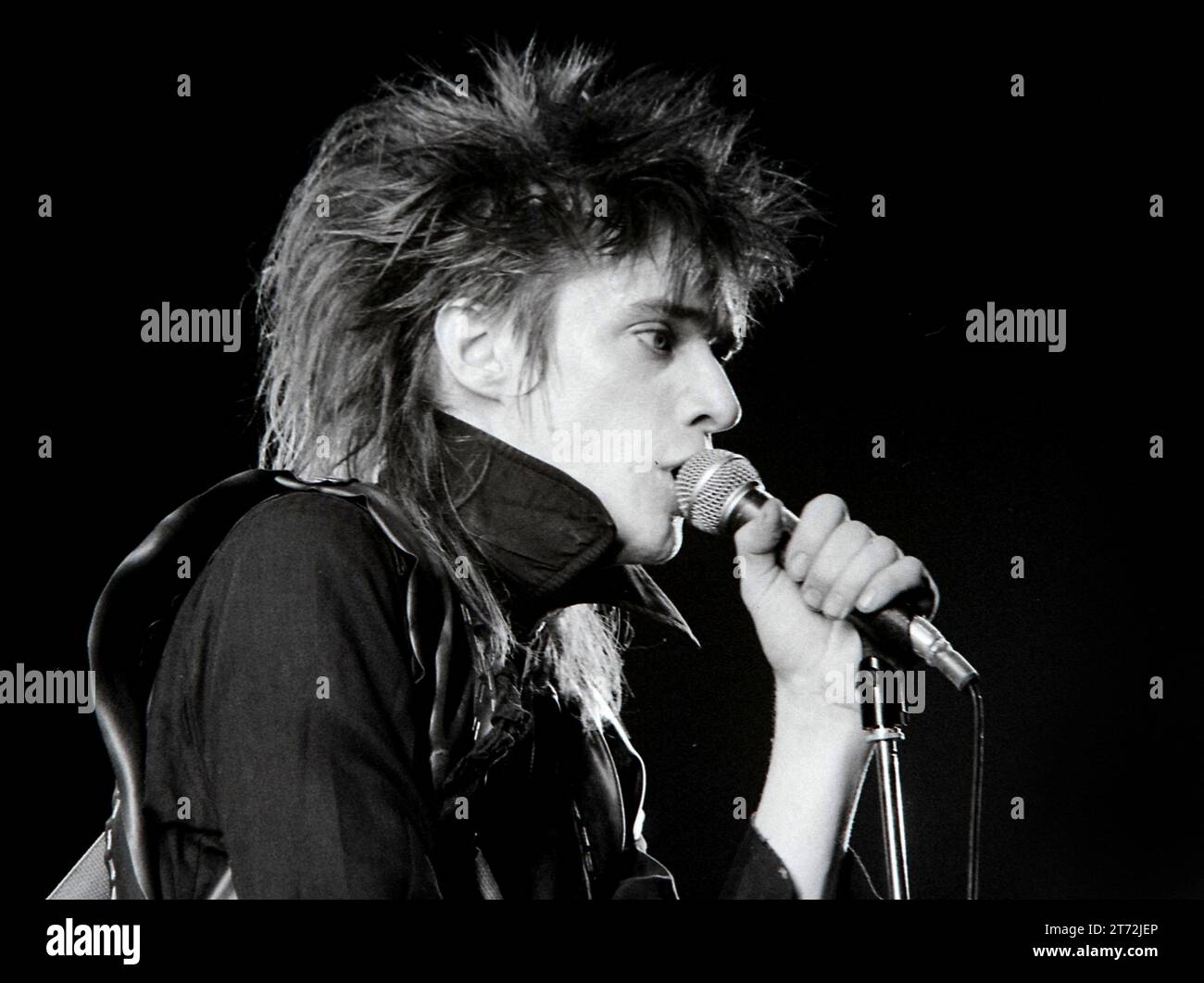 Einsturzende Neubauten im Konzert in de Doelen in Rotterdam Hollend während des Festes Pandora's Music Box Blixa Bargeld Performing.11-09-1985. Vvbvan Stockfoto